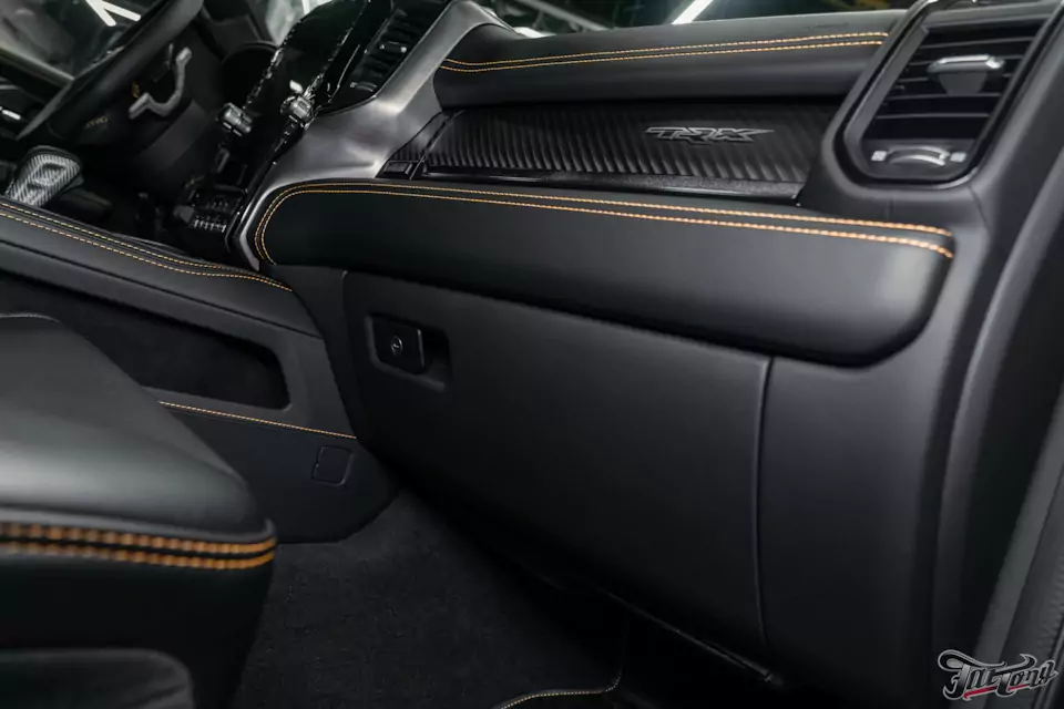 Что мы сделали с RAM TRX Hennessey Mammoth 1000?! Часть 5: процесс пошива, готовый салон и ремни безопасности